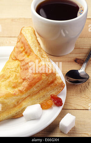 Croissant und Kaffee auf Holztisch Stockfoto