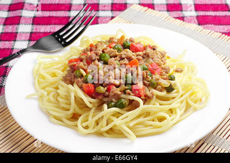 Spaghetti mit Hackfleisch und Gemüse Stockfoto