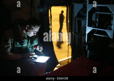 Arbil, Irak. 16. August 2014. Ein Soldat schaut auf die Liste der humanitären Hilfe auf ein Transportflugzeug Transall der deutschen Luftwaffe auf dem Rollfeld in Erbil, Irak, 16. August 2014. Das deutsche Militär beginnen Hilfe Hilfsflüge zu autonomen Kurdengebiet im Nordirak. Foto: AXEL HEIMKEN/Dpa/Alamy Live News Stockfoto