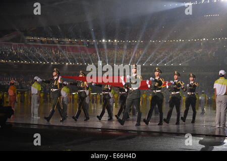 (140816)--NANJING, 16. August 2014 (Xinhua)--die Nationalflagge von Menschen? s, die Republik China in Nanjing Olympic Sports Center Stadium(Xinhua/Li Xiang)(hhx) eskortiert wird Stockfoto