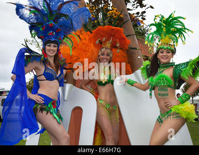 Southport, Merseyside, UK. 16. August 2014. Liverpool Samba Band weibliche kostümierte Tänzer an Großbritanniens größte unabhängige Flower Show, die feiert seinen 85. Jahr mit einer Riotous Karneval - wie Feier aller Dinge in Lateinamerika. Stockfoto