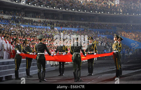 (140816)--NANJING, 16. August 2014 (Xinhua)--die Nationalflagge von Menschen? Volksrepublik China tritt der Nanjing Olympic Zentrum Sportstadion (Xinhua/Li Xiang)(hhx) Stockfoto