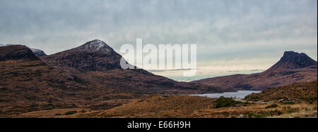 Der Beginn der "Road to the Isles Sommer" vorbei zwischen Ben Mor Coigach & Stac Pollaidh. Stockfoto