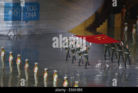 (140816)--NANJING, 16. August 2014 (Xinhua)--die Nationalflagge von Menschen? s, die Republik China in Nanjing Olympic Sports Center Stadium(Xinhua/Liao Yujie)(hhx) eskortiert wird Stockfoto