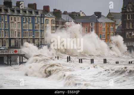 Aberystwyth, Wales, UK. 15. Februar 2014. 19-VOR: WÄHREND DER STÜRME. Wind Böen bis zu 60-70 km/h fahren große Wellen schlagen gegen den Deich und die promenade in Aberystwyth an der Westküste von Wales im Vereinigten Königreich bei Flut erstes heute Morgen. Nach Monaten der heftigen Stürme und starke Gezeiten Überspannungen sind heutige starke Winde voraussichtlich das letzte auf der aktuellen Sequenz von Stürmen. Ruhiger ist, aber regnerisch, für die nächsten paar Tage Wettervorhersage. © Keith Morris/Alamy Features Stockfoto