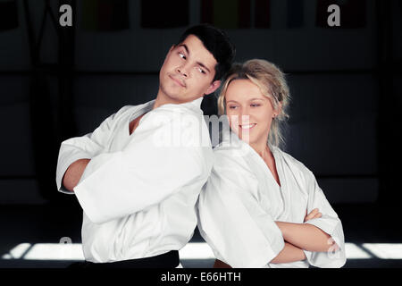 Karate-paar tragen Kimonos zusammenstehen Stockfoto