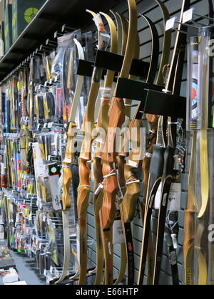 Anzeige der Jagd Bögen, Cabela's Sporting Goods Store in Missoula, MT, USA Stockfoto