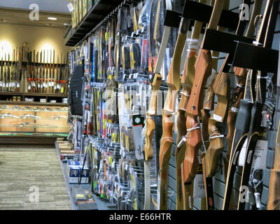 Anzeige der Jagd Bögen, Cabela's Sporting Goods Store in Missoula, MT, USA Stockfoto