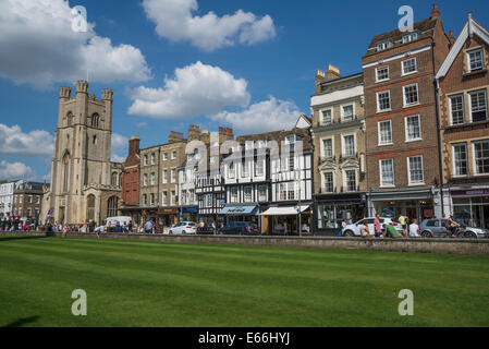 Reihe von Häusern und Geschäften in des Königs Parade Street, Cambridge, England, UK Stockfoto