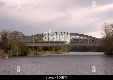 Windsor Schmiedeeisen Bogensehne Brücke 1849 von Isambard Kingdom Brunel entworfenen ist der weltweit älteste im Linieneinsatz. Stockfoto