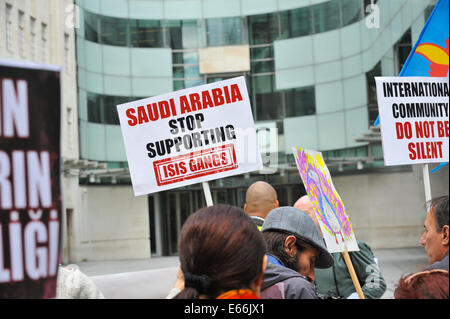 Portland Place, London, UK. 16. August 2014. Demonstranten halten anti ISIS Banner außerhalb der BBC. Der Protest ist gegen das Massaker in Kurdistan Jesidisch Menschen vom islamischen Staat. Bildnachweis: Matthew Chattle/Alamy Live-Nachrichten Stockfoto