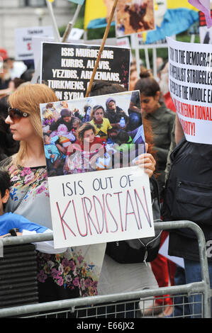 Portland Place, London, UK. 16. August 2014. Demonstranten halten anti ISIS Banner außerhalb der BBC. Der Protest ist gegen das Massaker in Kurdistan Jesidisch Menschen vom islamischen Staat. Bildnachweis: Matthew Chattle/Alamy Live-Nachrichten Stockfoto