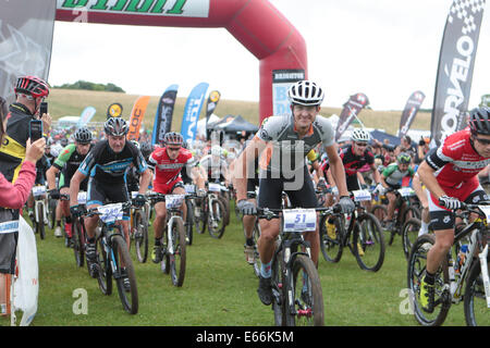 Stanmer Park, Stadt Brighton & Hove, East Sussex. Dies ist das jährliche Bigdog Mountain Trails Bike Race durch Teile des Stanmer Park im South Downs National Park, Brighton, East Sussex, Großbritannien. August 2014. David Smith/Alamy Live News Stockfoto