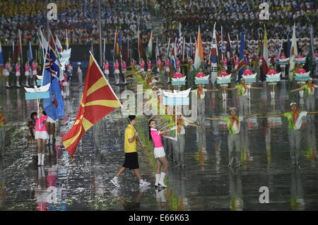 Nanjing, China Jiangsu Provinz. 16. August 2014. Die Fahnenträger der ehemaligen jugoslawischen Republik Mazedonien Delegation Paraden ins Stadion während der Eröffnungsfeier der Nanjing 2014 Youth Olympic Games in Nanjing, der Hauptstadt der ostchinesischen Provinz Jiangsu, 16. August 2014. Bildnachweis: Yue Yuewei/Xinhua/Alamy Live-Nachrichten Stockfoto