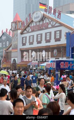 Qingdao, China. 16. August 2014. Menschen drängen sich in das Festivalgelände während 24. Oktoberfest in Qingdao, China, 16. August 2014. Laut Veranstalter ist es zum größten Volksfest in Asien. Foto: FRISO GENTSCH/Dpa/Alamy Live News Stockfoto