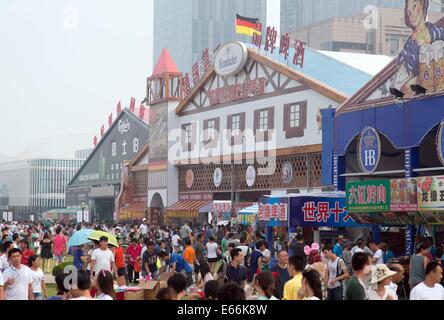 Qingdao, China. 16. August 2014. Menschen drängen sich in das Festivalgelände während 24. Oktoberfest in Qingdao, China, 16. August 2014. Laut Veranstalter ist es zum größten Volksfest in Asien. Foto: FRISO GENTSCH/Dpa/Alamy Live News Stockfoto