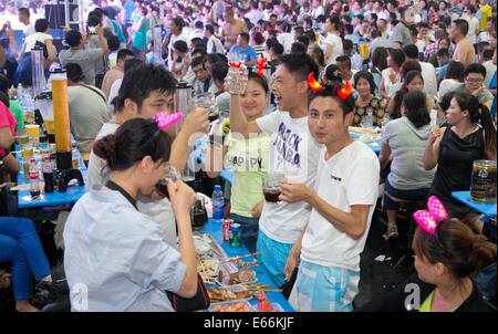 Qingdao, China. 16. August 2014. Menschen drängen sich in das Festivalgelände während 24. Oktoberfest in Qingdao, China, 16. August 2014. Laut Veranstalter ist es zum größten Volksfest in Asien. Foto: FRISO GENTSCH/Dpa/Alamy Live News Stockfoto