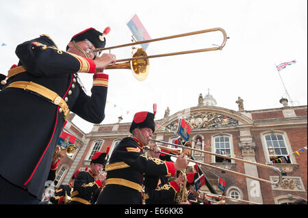 High Street, Worcester, UK. 16. August 2014. Erster Weltkrieg und moderne Waffen gab den Gruß bei Worcester Rennbahn als eines der Highlights der Artillerie besonderen Tag, der 150. Geburtstag der Stadt lokalen Army Reserve Einheit, 214 (Worcestershire) Batterie Royal Artillery markiert.  Im Bild: Eine Militärkapelle übergeben Worcesters historischen Guildhall in der High Street als Teil der Stadt Artillerie Tag feiern. Bildnachweis: Lee Thomas/Alamy Live-Nachrichten Stockfoto