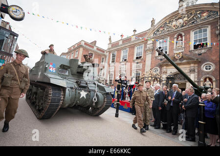 High Street, Worcester, UK. 16. August 2014. Erster Weltkrieg und moderne Waffen gab den Gruß bei Worcester Rennbahn als eines der Highlights der Artillerie besonderen Tag, der 150. Geburtstag der Stadt lokalen Army Reserve Einheit, 214 (Worcestershire) Batterie Royal Artillery markiert.  Im Bild: Ein historische Tank übergibt Worcesters Guildhall in der High Street als Teil der Stadt Artillerie Tag feiern. Bildnachweis: Lee Thomas/Alamy Live-Nachrichten Stockfoto