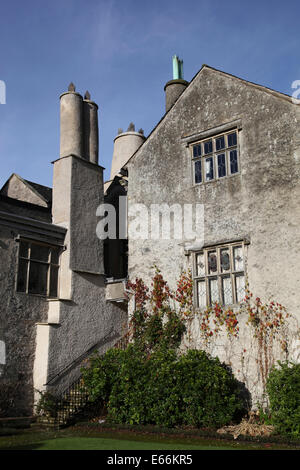 Heckansicht des Levens Hall zeigt die Schornsteine und Wände gerendert. Stockfoto