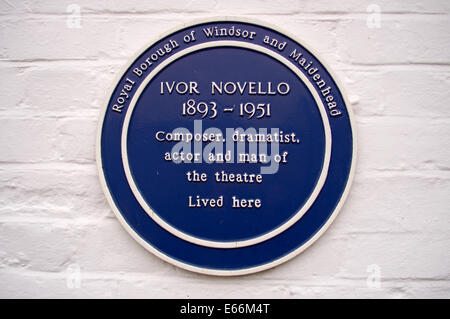 Blaue Plakette Memorial von Ivor Novello auf die roten Dächer Theaterschule Littlewick Green Stockfoto