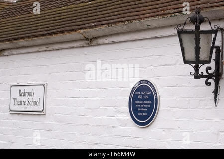 Blaue Plakette Memorial von Ivor Novello auf die roten Dächer Theaterschule Littlewick Green Stockfoto