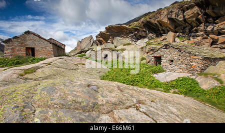 Alte Steinhäuser im Tal des Valsavarenche, Nationalpark Gran Paradiso, Aostatal. Italienische Alpen. Europa. Stockfoto