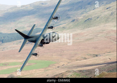 Das taktische Transportflugzeug c-130 Hercules ist das "Arbeitspferd" der RAF Air Transport (AT) Flotte Ausbildung auf niedrigen Niveau Wales Stockfoto