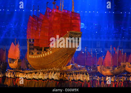 140816)--NANJING, 16. August 2014 (Xinhua)--Künstler auftreten während der Nanjing 2014 Olympischen Jugend-Winterspiele Eröffnungsfeier in Nanjing, der Hauptstadt der ostchinesischen Provinz Jiangsu. (Xinhua/Li Xiang) (Hhx) Stockfoto