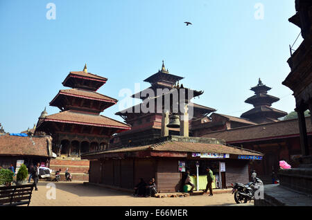 Reisenden und Nepalesen für Reisen in Patan Durbar Square kommen und beten am 2. November 2013 in Patan Nepal Stockfoto