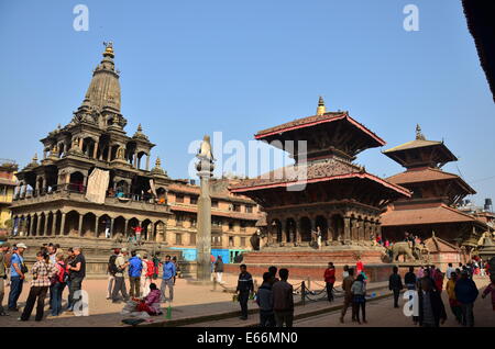 Reisenden und Nepalesen für Reisen in Patan Durbar Square kommen und beten am 2. November 2013 in Patan Nepal Stockfoto