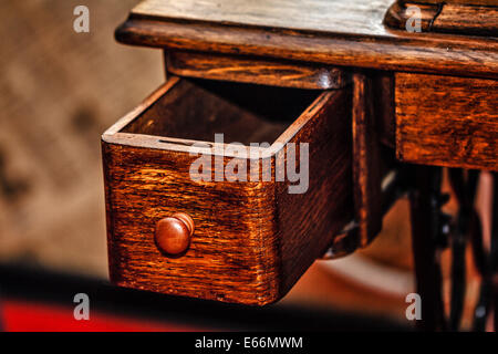 Ausziehbare Schublade herausgezogen wird. Vintage Eiche Tisch Closeup Aufnahme Stockfoto