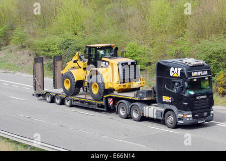 Ein Tieflader schleppen schwere Anlage entlang der Autobahn M20 in Kent, England Stockfoto