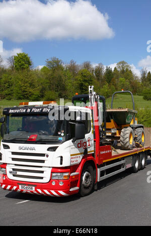 Ein Tieflader Reisen rund um einen Kreisverkehr in Coulsdon, Surrey, England Stockfoto