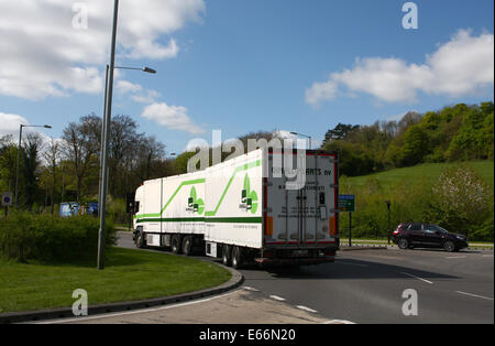 Ein Lkw verlassen eines Kreisverkehrs in Coulsdon, Surrey, England Stockfoto