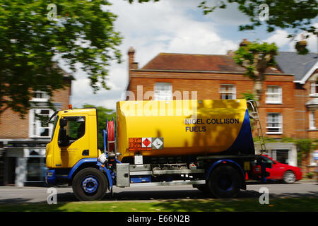 Ein Nigel Collison Kraftstofftanker Reisen durch die ländlichen Stadt Tenterden in Kent, England Stockfoto