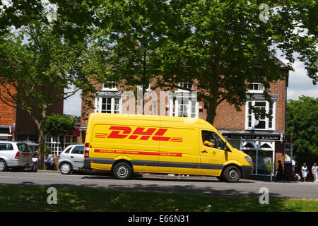 Ein DHL-van getrieben in der ländlichen Stadt Tenterden in Kent, England Stockfoto