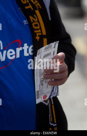 London, UK. 16. August 2014. Fußballfans kommen am Tag Eröffnung von der englischen Football League Saison-Partie zwischen Queens Park Rangers FC und Hull FC bei Loftus Road London Credit: Amer Ghazzal/Alamy Live-Nachrichten Stockfoto