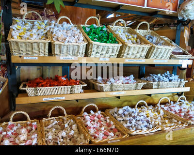 Körbe mit Bulk-CandyHi-Land Trading Post, Lincoln, Montana Stockfoto