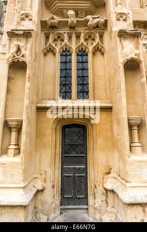 Reich verzierte hölzerne Tür, Fenster, Wasserspeier aus dem Süden Vorhalle der Kirche St. Johannes Baptist, Cirencester, Cotswolds, Gloucestershire, England, UK. Stockfoto