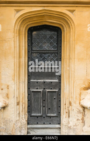 Reich verzierte Holztür aus einem Abschnitt der südlichen Vorhalle der Kirche St. Johannes Baptist, Cirencester, Cotswolds, Gloucestershire, England, UK. Stockfoto