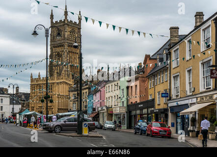 Stadtzentrum, mit Kirche, historischen Gebäuden, unabhängige, lokale Geschäfte und Marktstände, Cirencester, Cotswolds, Gloucestershire, England, UK. Stockfoto