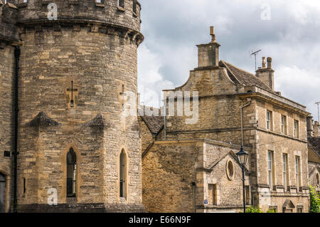 Historische Cecily Hill Kaserne (faux mittelalterlichen) Schloss, am Eingang nach Cirencester Park, in den Cotswolds, Gloucestershire, England, UK. Stockfoto