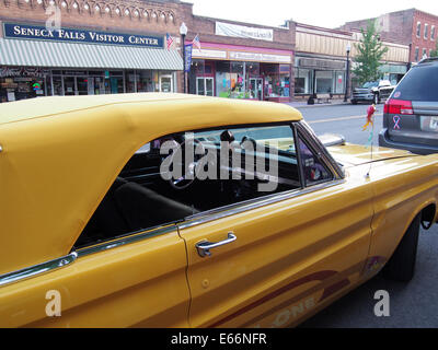 1960er Jahren geparkt gelb Ford Mercury Comet auf Herbst Straße in Seneca Falls, New York, USA, 15. Juni 2014, © Katharine Andriotis Stockfoto