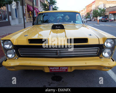 1960er Jahren geparkt gelb Ford Mercury Comet auf Herbst Straße in Seneca Falls, New York, USA, 15. Juni 2014, © Katharine Andriotis Stockfoto