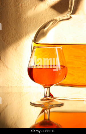 Brandy Sniffer Glas und Flasche hautnah Stockfoto