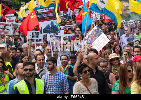 London, 16. August 2014. Hunderte von Kurden, Yeziden, Christen und Menschen aus verschiedenen Gruppen marschieren durch London aus Protest gegen den islamischen Staat, früher bekannt als ISIS, ihre Verbrechen gegen die Menschlichkeit und gegen die Länder, die sie beschuldigen IS zu unterstützen. Bildnachweis: Paul Davey/Alamy Live-Nachrichten Stockfoto