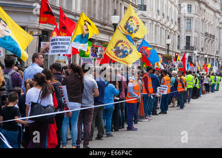 London, 16. August 2014. Hunderte von Kurden, Yeziden, Christen und Menschen aus verschiedenen Gruppen marschieren durch London aus Protest gegen den islamischen Staat, früher bekannt als ISIS, ihre Verbrechen gegen die Menschlichkeit und gegen die Länder, die sie beschuldigen IS zu unterstützen. Bildnachweis: Paul Davey/Alamy Live-Nachrichten Stockfoto