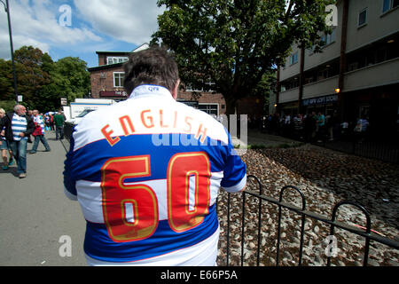 London, UK. 16. August 2014. Fußballfans kommen am Tag Eröffnung von der englischen Football League Saison-Partie zwischen Queens Park Rangers FC und Hull FC bei Loftus Road London Credit: Amer Ghazzal/Alamy Live-Nachrichten Stockfoto