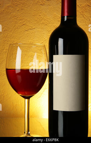 Glas und eine Flasche Rotwein mit leere Beschriftung Stockfoto